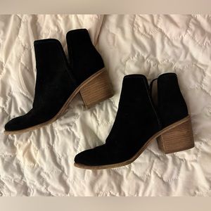 Hinge size 8 black suede booties